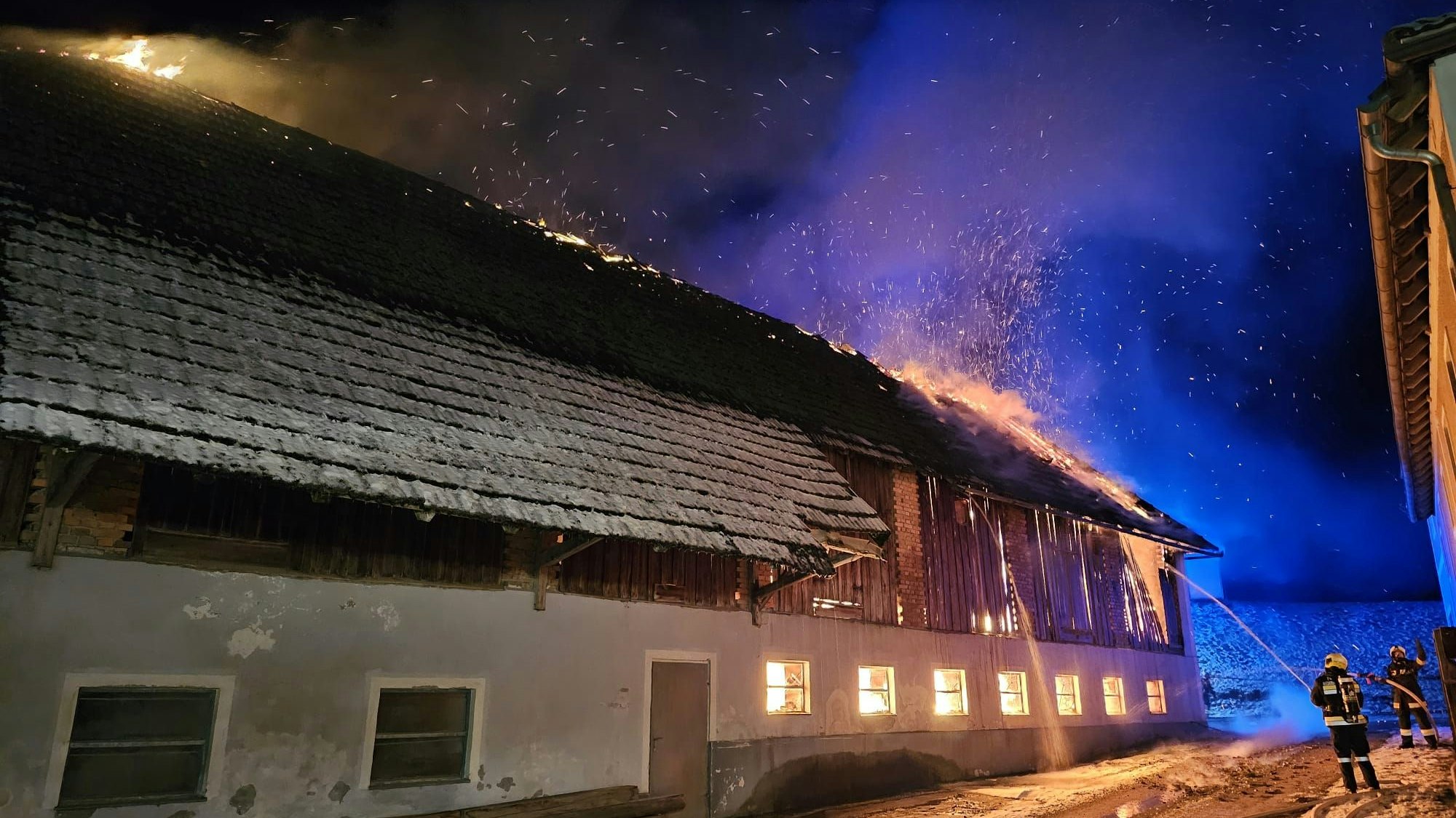 Ein Bauernhof stand in der Nacht auf Dienstag in Brand.