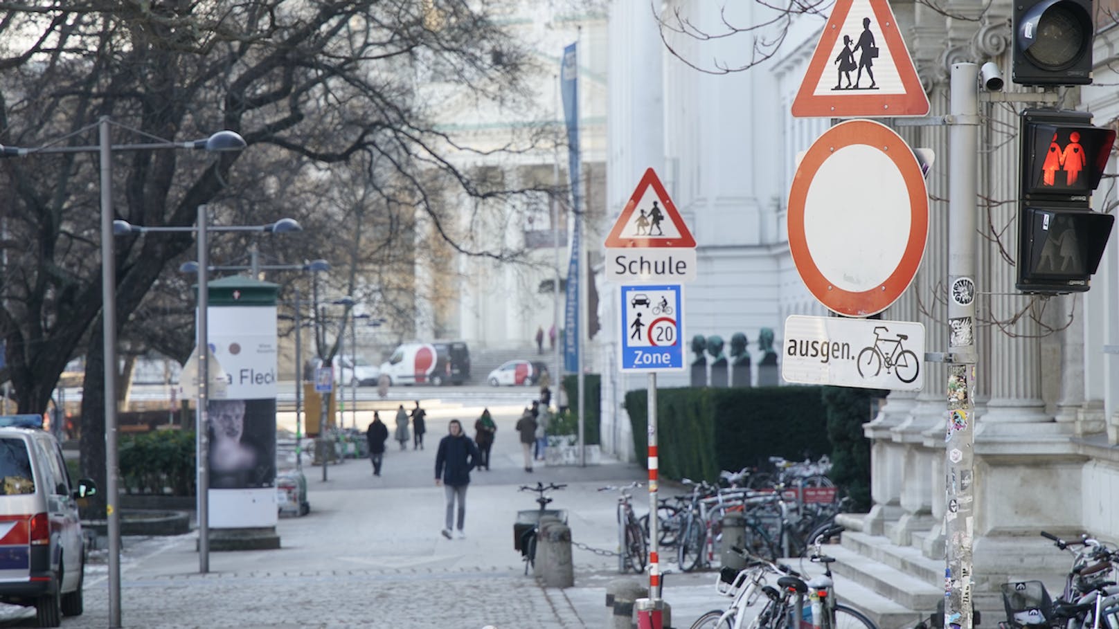 Fahrverbot (ausgenommen Radfahrer) gilt laut Stadt Wien auch in der Begegnungszone. 