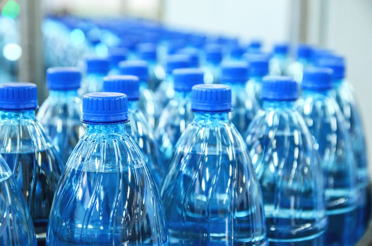 Eine einzige Wasserflasche kann Hunderttausende von mikroskopisch kleinen Plastikpartikeln enthalten, die für den Trinker ein ernsthaftes Gesundheitsrisiko darstellen können.