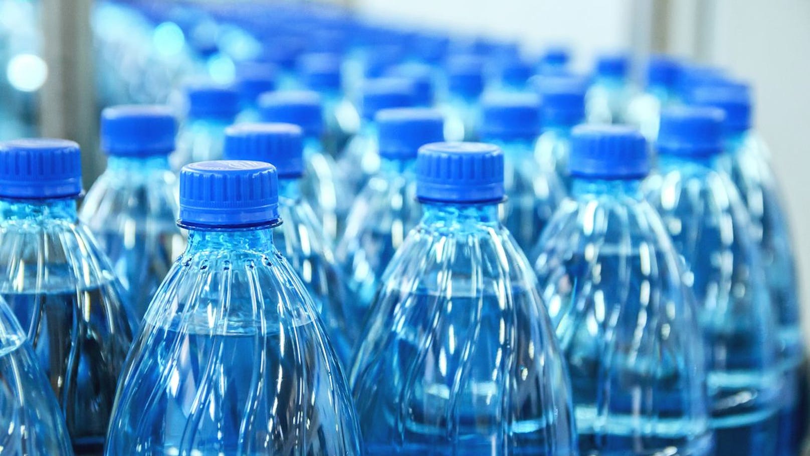 So viel Nanoplastik trinkst du aus Wasserflaschen mit