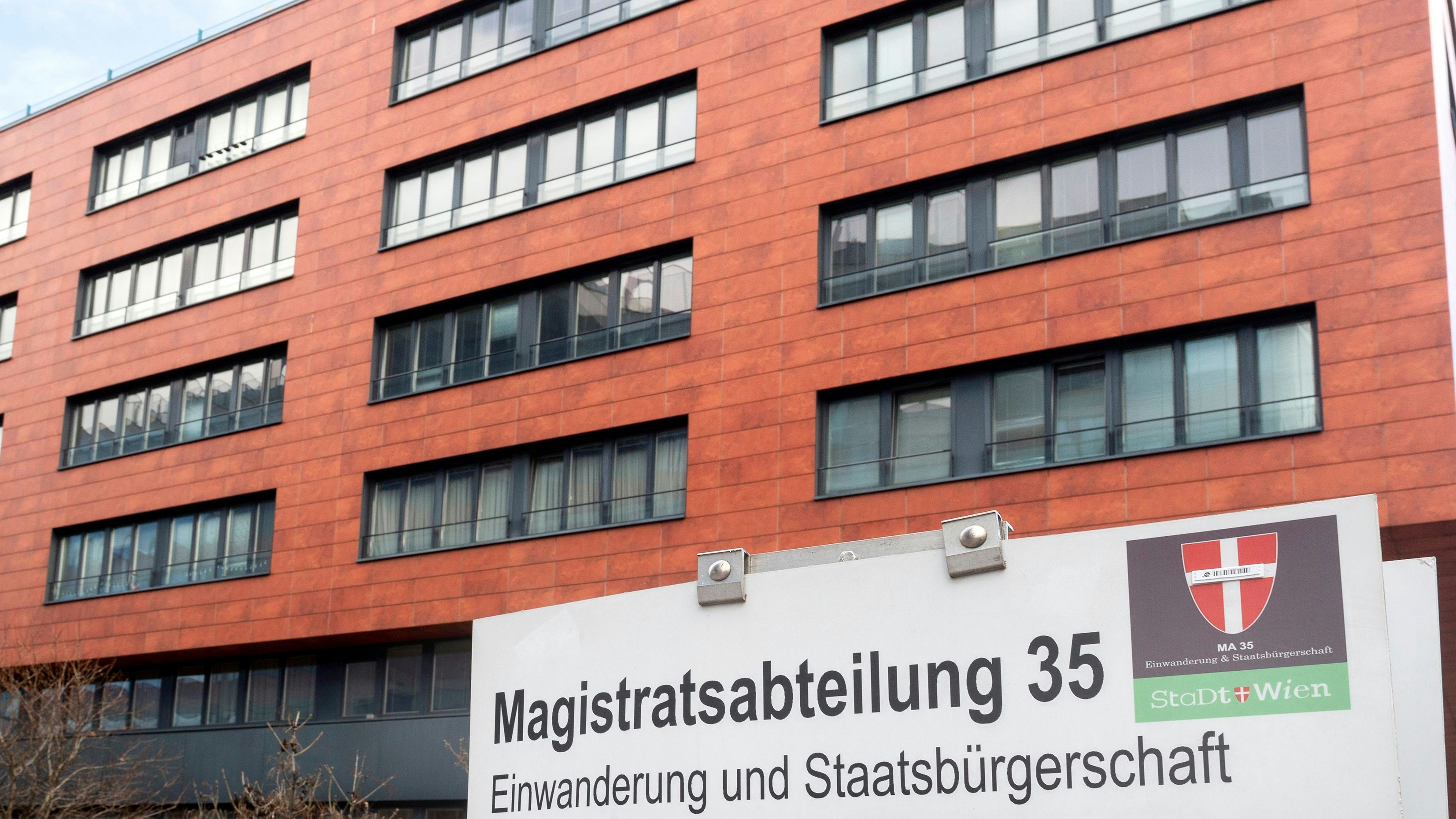 Zwei Jahre musste die junge Iranerin auf die Staatsbürgerschaft warten. Der Fehler lag dabei nicht bei ihr. 