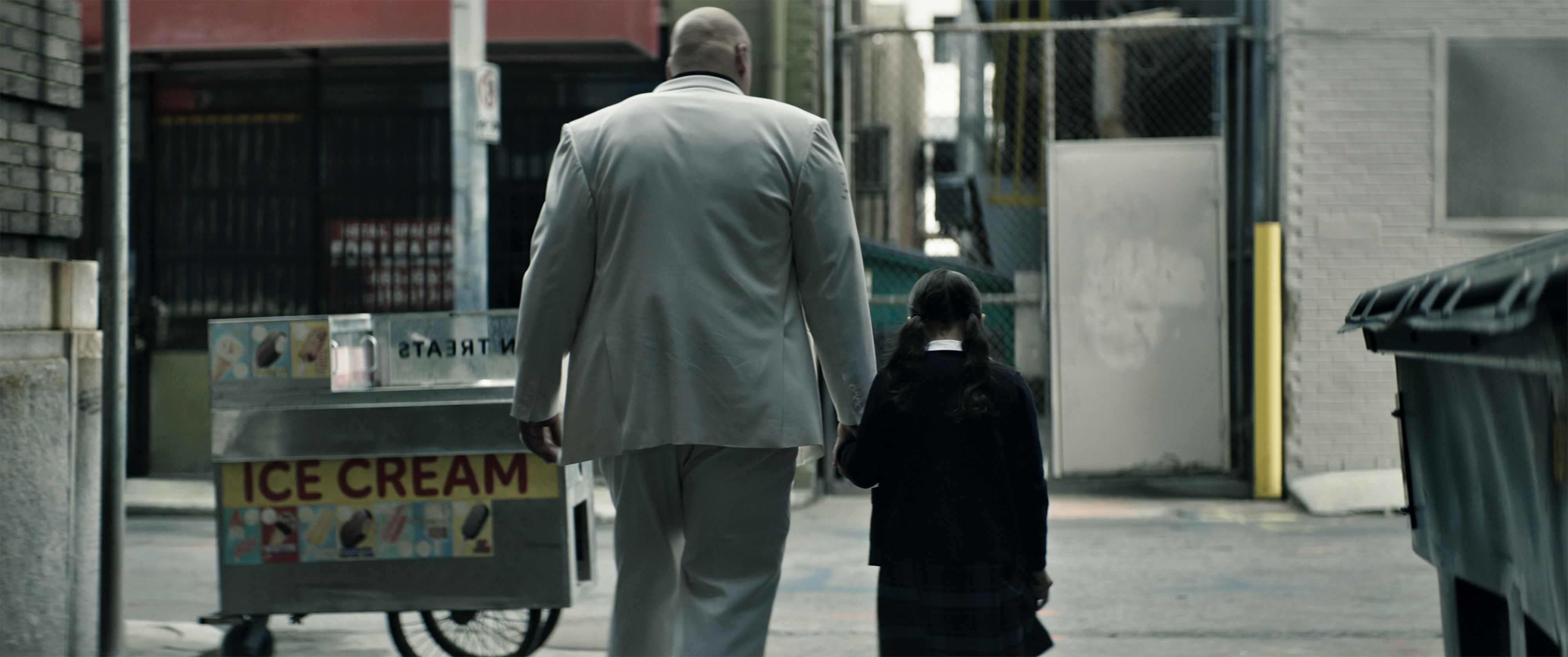 Vincent D’Onofrio als Wilson Fisk/Kingpin und Darnell Besaw als junge Maya Lopez in Marvel' 