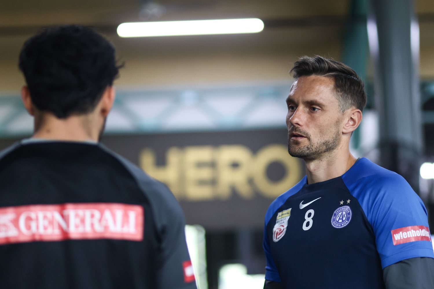 Austria-Kicker James Holland musste verletzt vom Platz. 