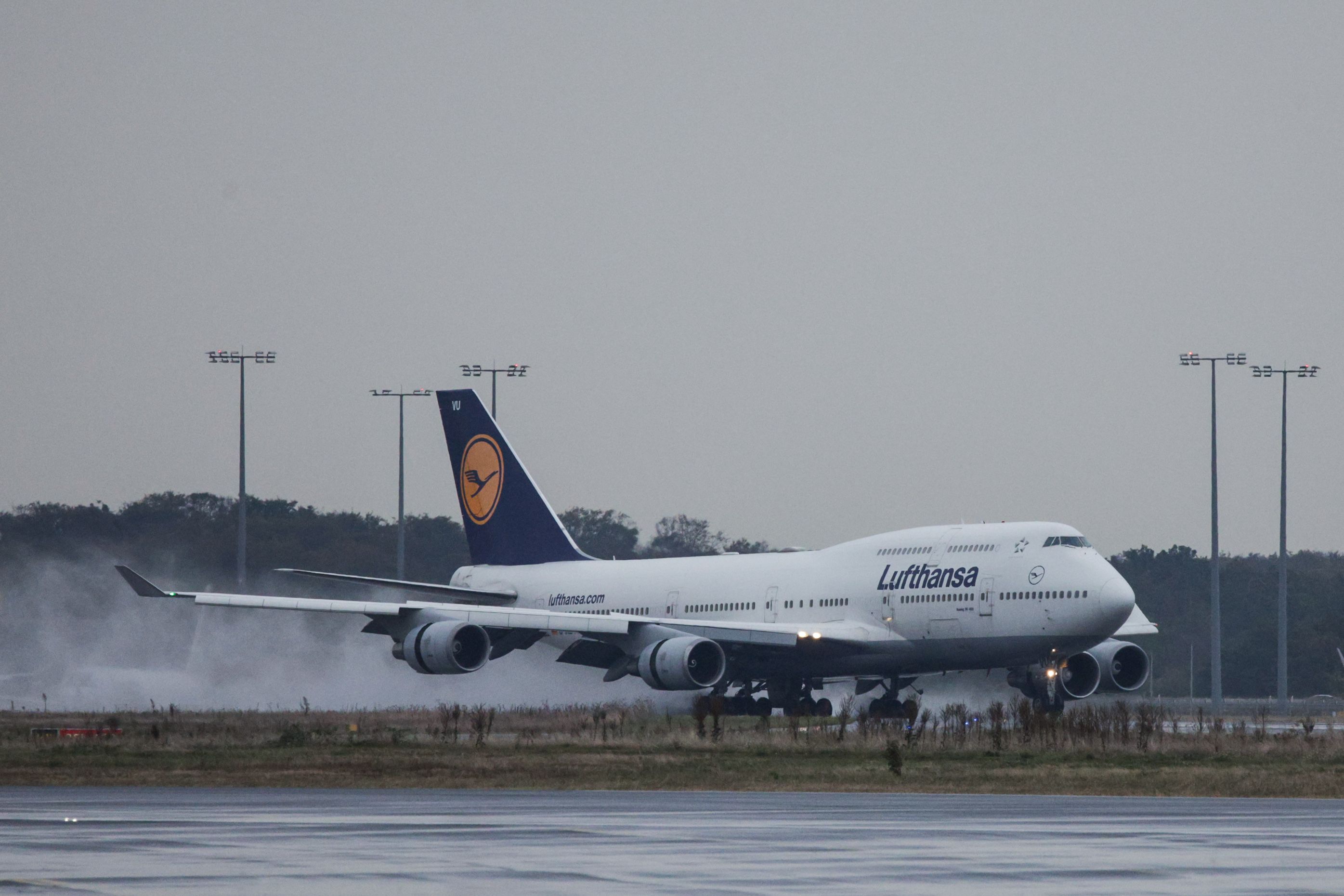 Unerwarteter Stopp: Ein medizinischer Notfall zwang Lufthansa-Jumbojet LH507 zur Zwischenlandung auf Mallorca.