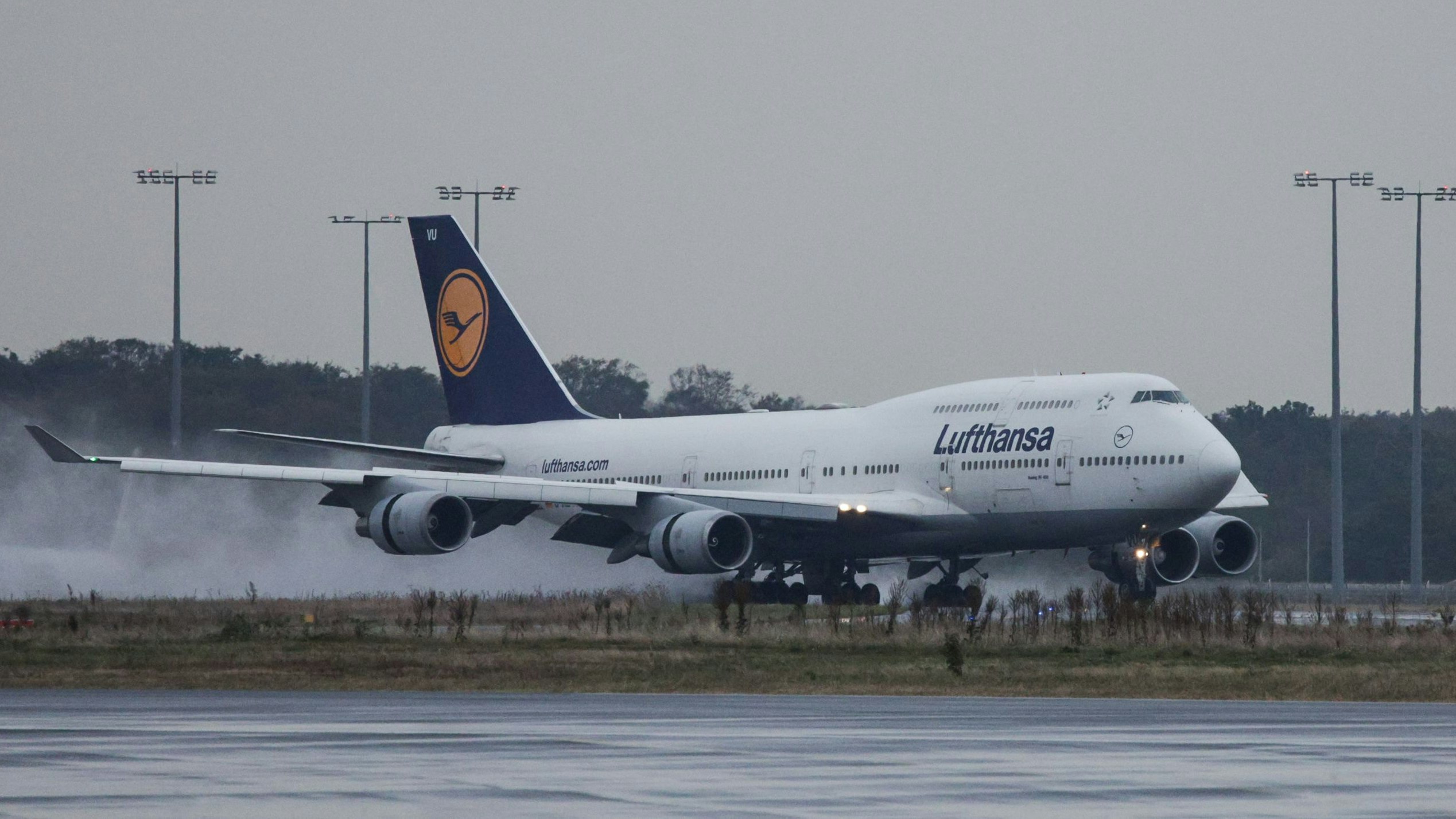 Download von www.picturedesk.com am 10.01.2024 (14:22).  12 October 2023, Berlin: A Lufthansa Boeing 747 jumbo jet from Tel Aviv taxis to its parking position at Frankfurt Airport after landing. Lufthansa has begun bringing Germans from Israel, which is under attack by the Islamist Hamas, to Germany. Photo: Hannes Albert/dpa-Pool/dpa - 20231012_PD7595 - Rechteinfo: Rights Managed (RM)