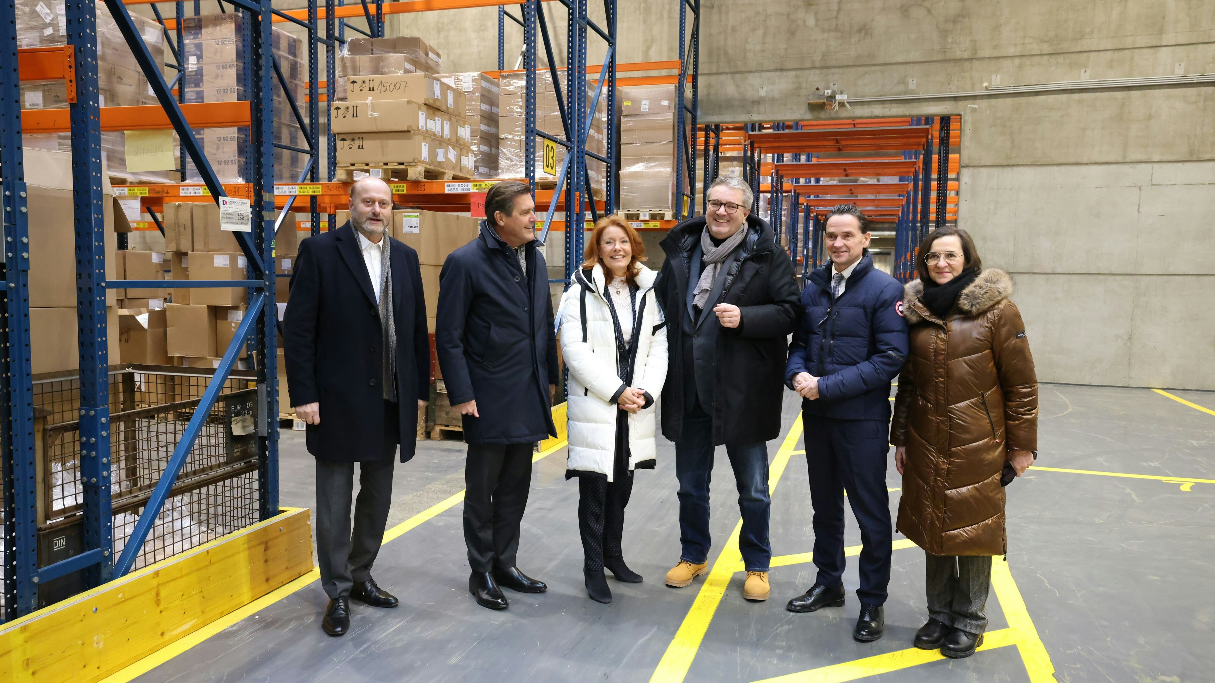 Generaldirektorin-Stellvertreter Herwig Wetzlinger, Finanzstadtrat Peter Hanke (SPÖ), Generaldirektorin Evelyn Kölldorfer-Leitgeb, Gesundheitsstadtrat Peter Hacker (SPÖ), Wien Holding Geschäftsführer Kurt Gollowitzer und Sarah Gugerell Abteilungsleiterin Logistik bei Wiener Gesundheitsverbund (v.li.)