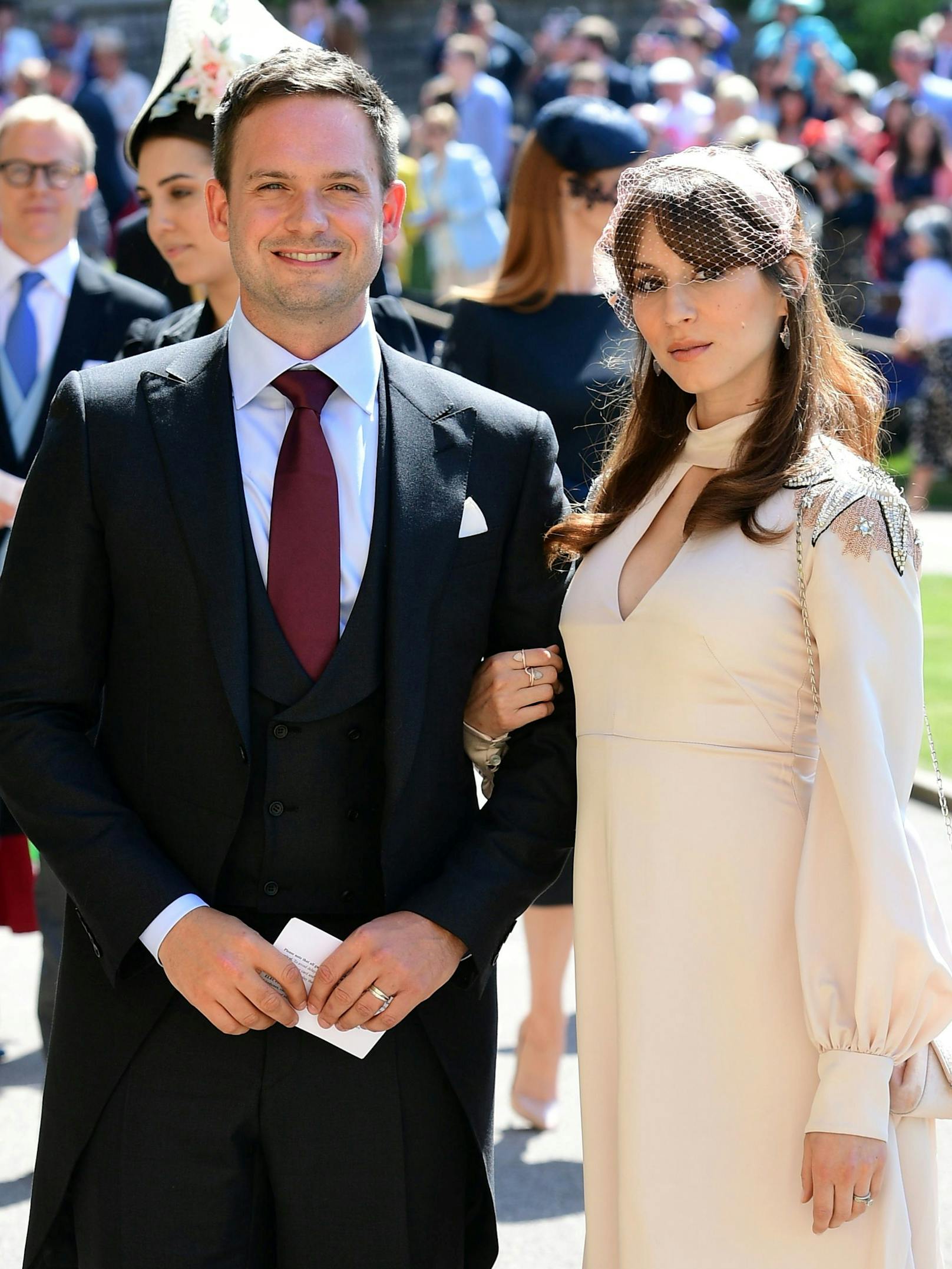 Patrick J. Adams mit seiner Frau bei der Hochzeit von Prinz Harry und Meghan.