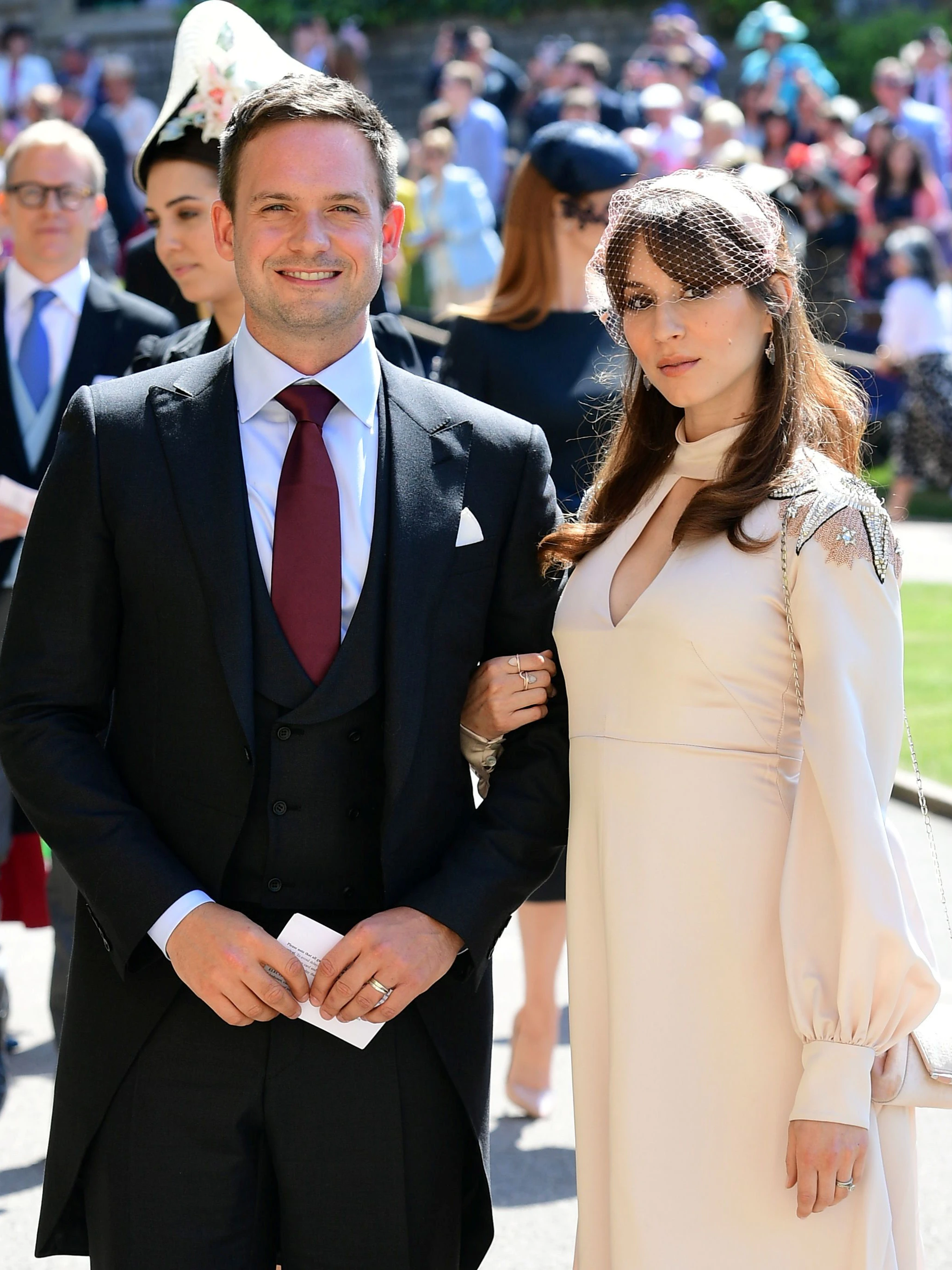 Patrick J. Adams mit seiner Frau sogar bei der Hochzeit von Prinz Harry und Meghan.