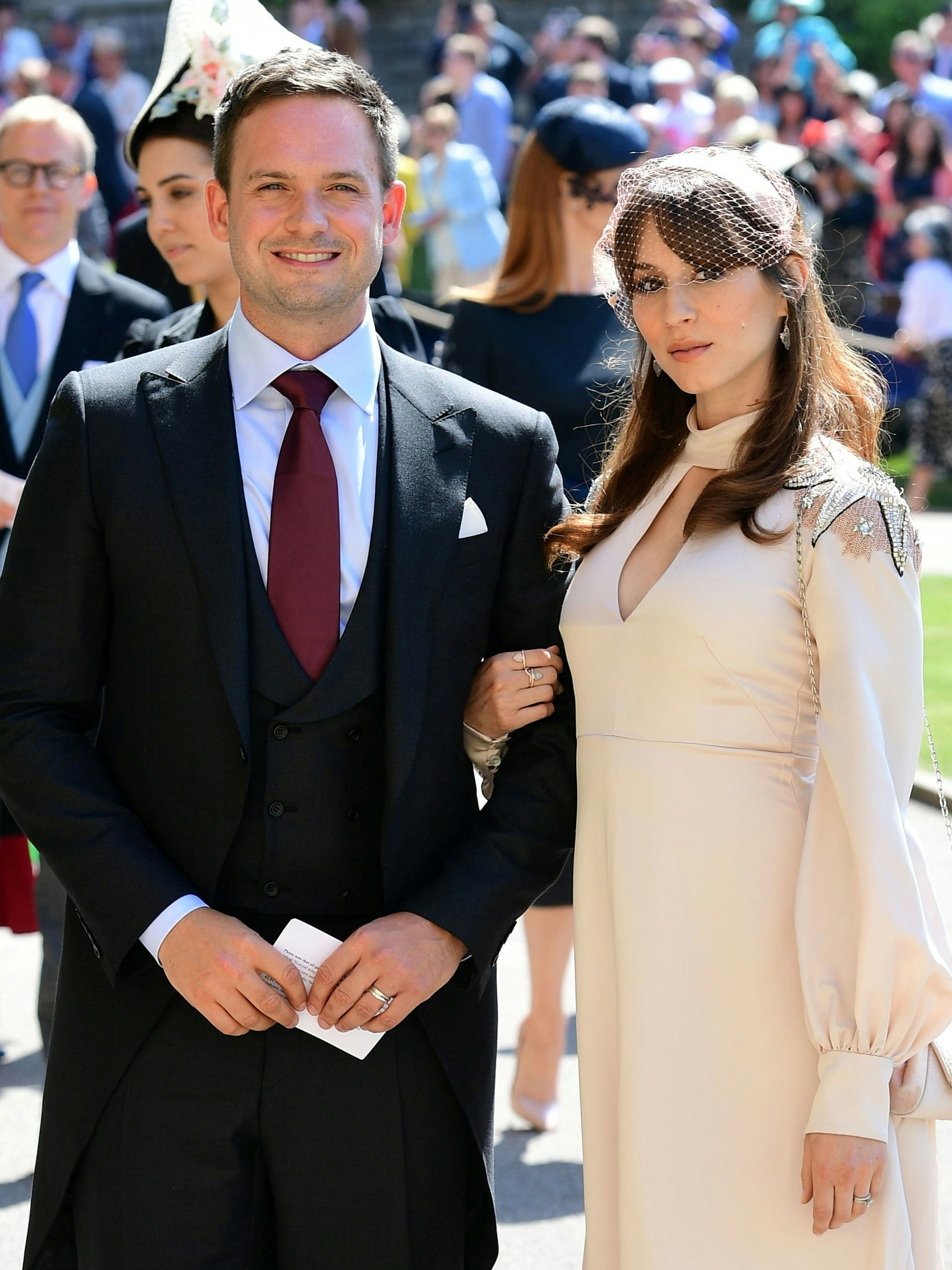 Patrick J. Adams mit seiner Frau bei der Hochzeit von Prinz Harry und Meghan.