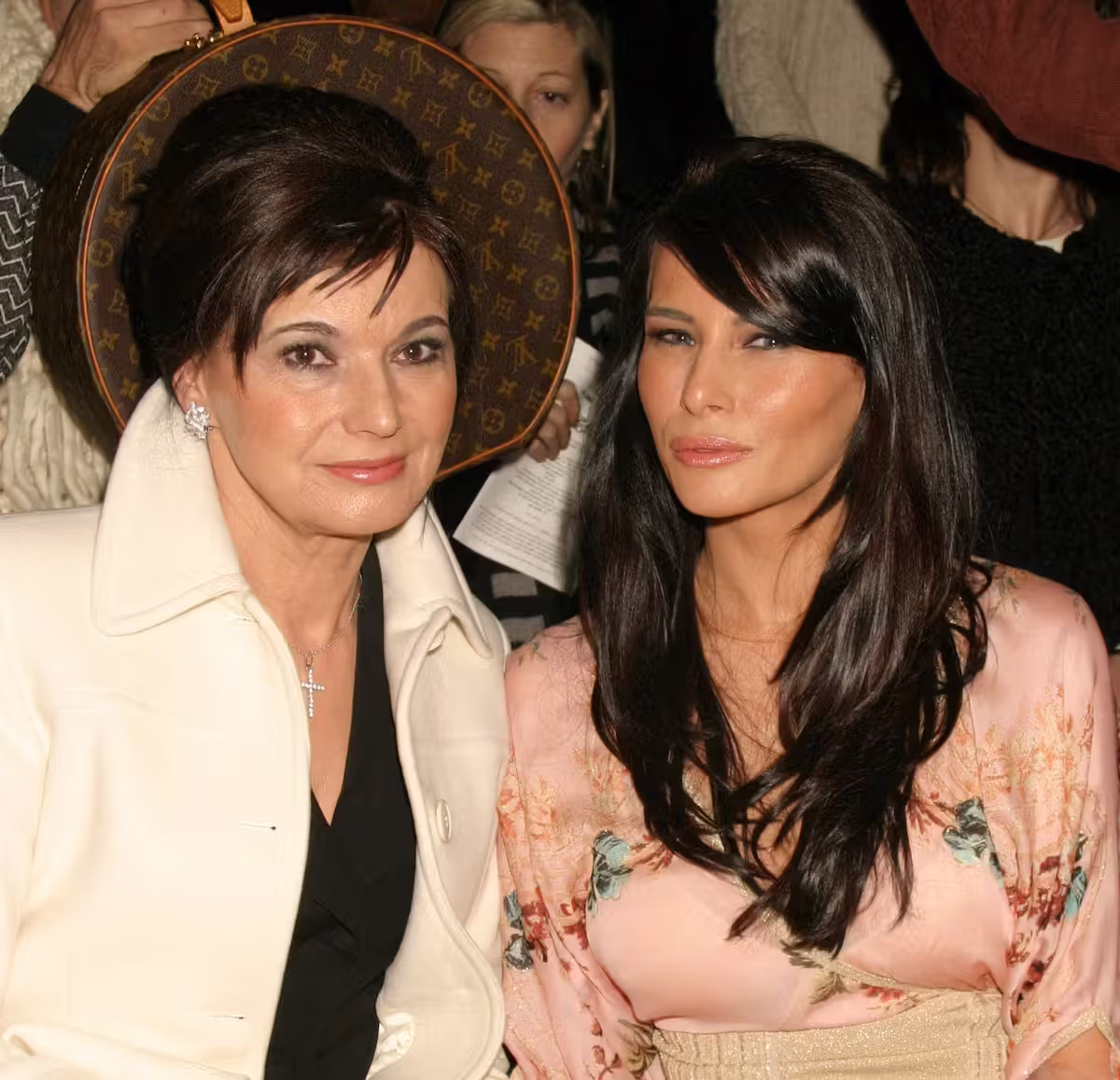 Die frühere Präsidentengattin Melania Trump trauert um ihre Mutter Amalija Knavs (links). (Aufnahme von 2004)