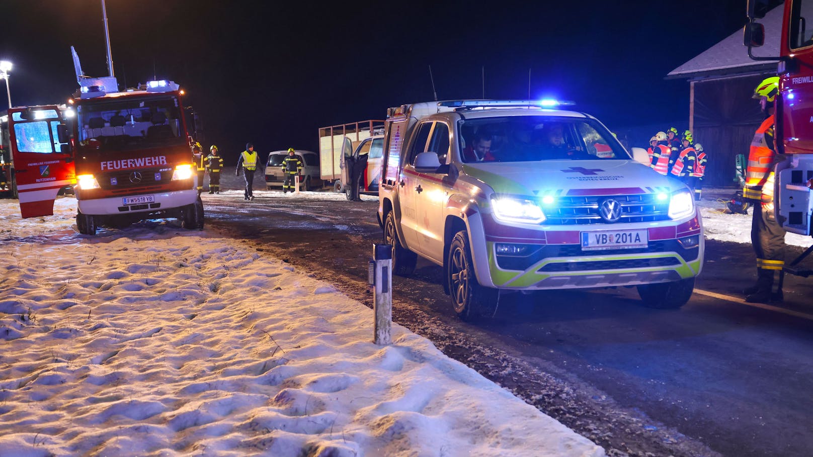 VW-Lenker nach Crash in OÖ aus Unfall-Wrack befreit