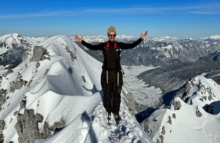 Marcel Hirscher grüßt aus luftiger Höhe.