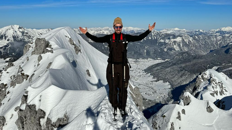 Marcel Hirscher grüßt aus luftiger Höhe.