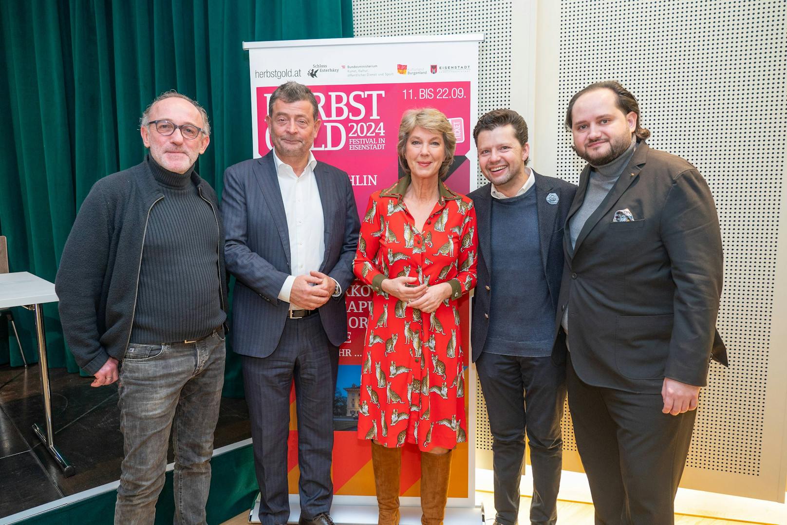 "Verführung" auf der Bühne verspricht Julian Rachlin (2., v. re.) - hier mit Karl Markovics, Stefan Ottrubay, Barbara Rett und Frantisek Janoska (v. li.).