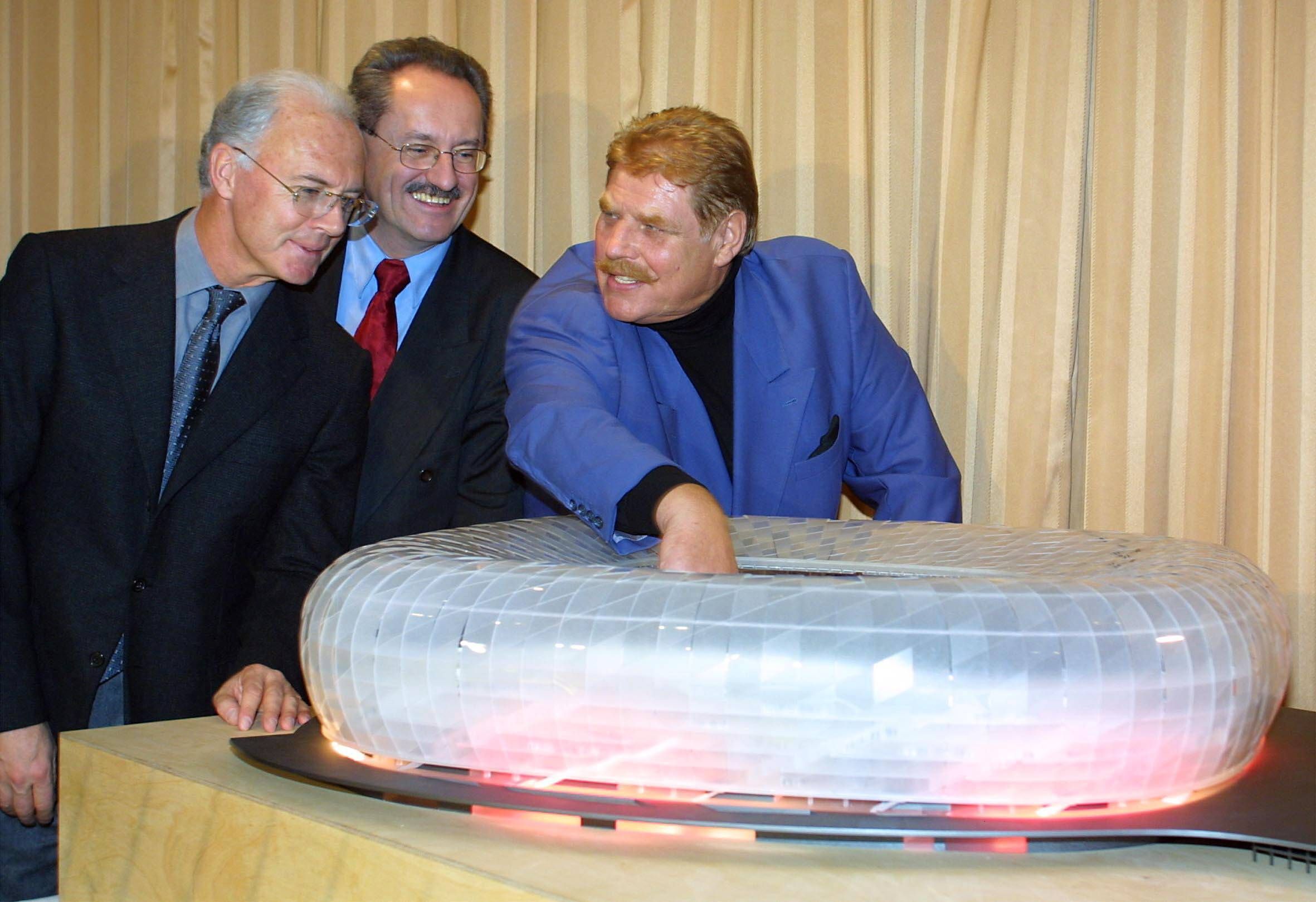 Beckenbauer mit 1860-Präsident Wildmoser bei der Eröffnung der Allianz Arena. 