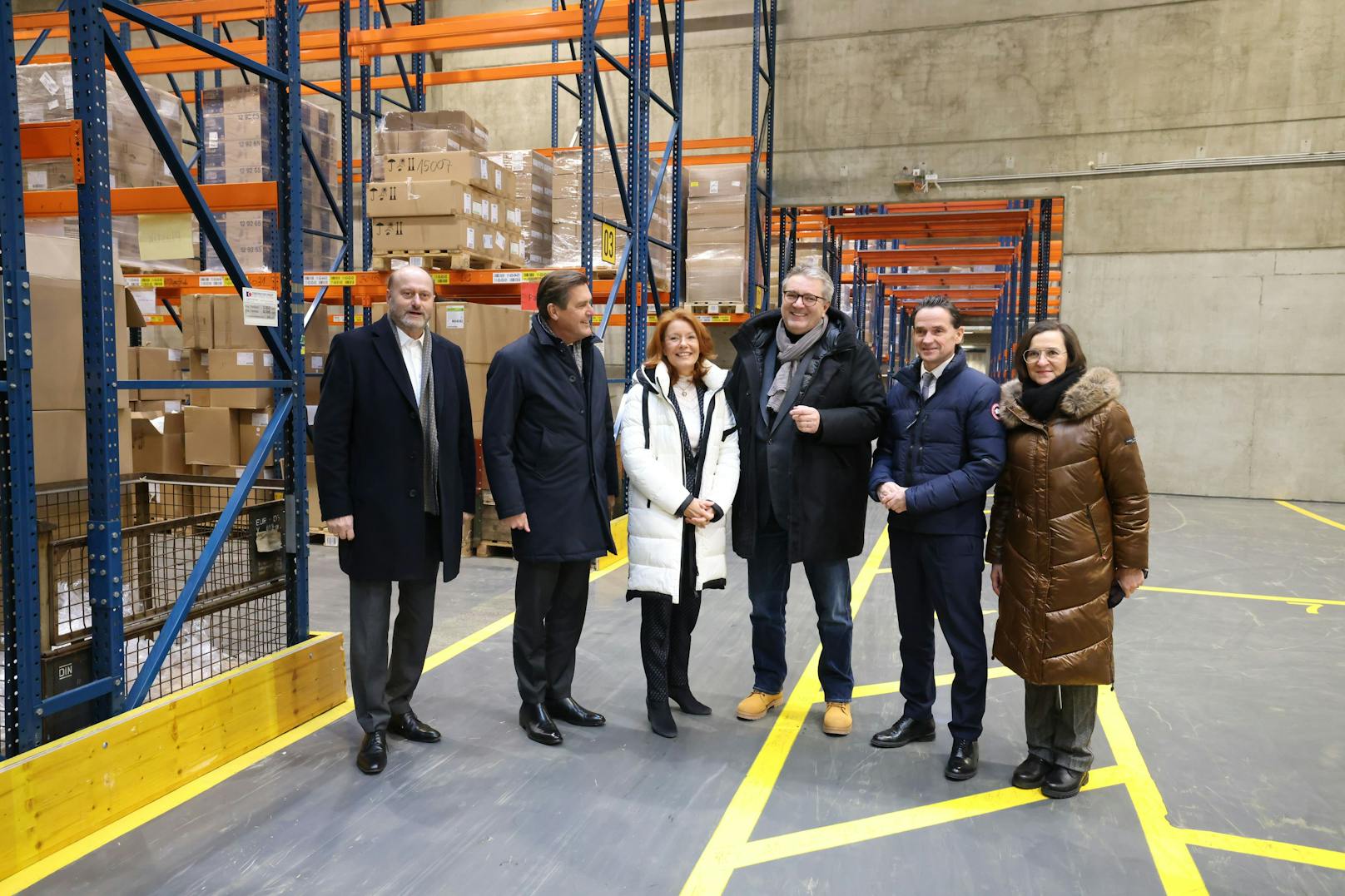 Generaldirektorin-Stellvertreter Herwig Wetzlinger, Finanzstadtrat Peter Hanke (SPÖ), Generaldirektorin Evelyn Kölldorfer-Leitgeb, Gesundheitsstadtrat Peter Hacker (SPÖ), Wien Holding Geschäftsführer Kurt Gollowitzer und Sarah Gugerell Abteilungsleiterin Logistik bei Wiener Gesundheitsverbund (v.li.)