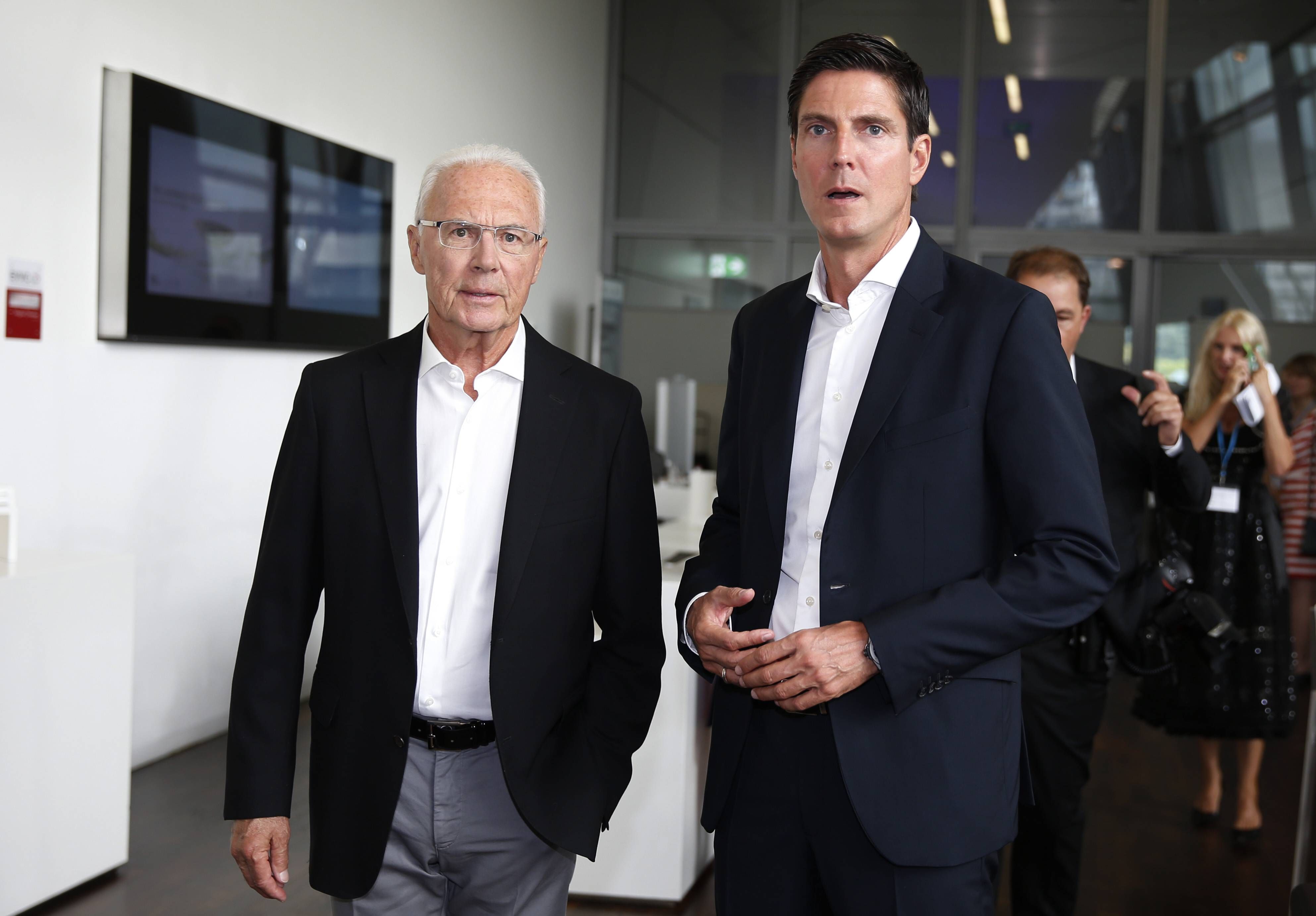 Ein Horoskop sagte Franz Beckenbauer (hier mit Manager Marcus Höfl) eine schwierige Zeit voraus. 