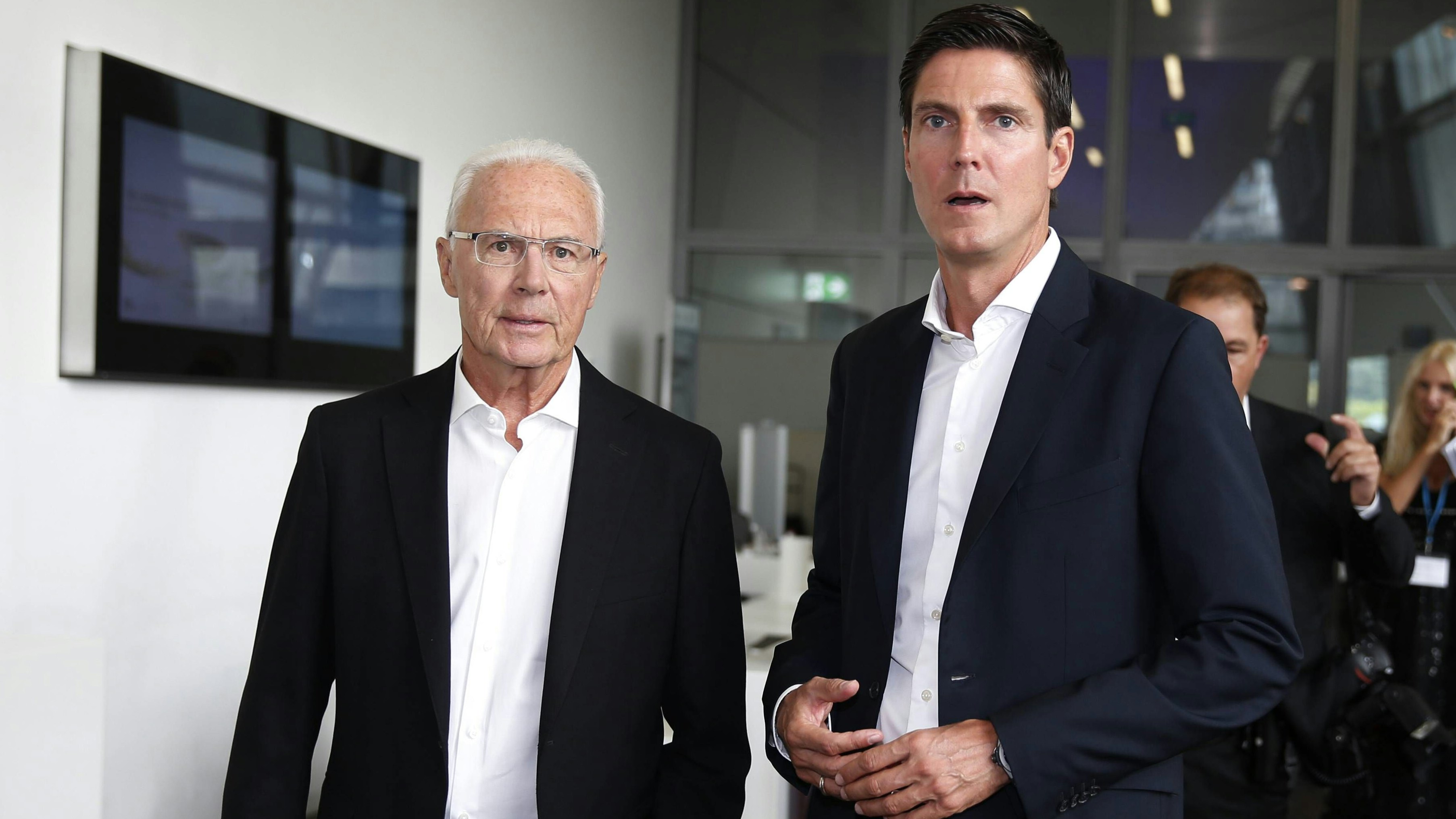 Ein Horoskop sagte Franz Beckenbauer (hier mit Manager Marcus Höfl) eine schwierige Zeit voraus. 