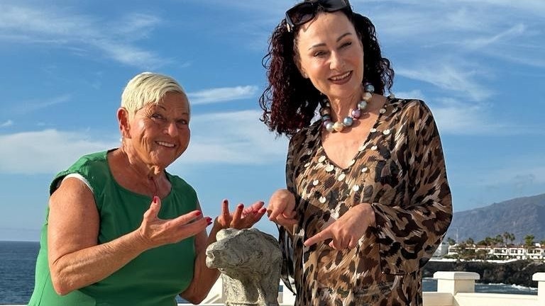 Zwei Promis ein Ziel: Christina "Mausi" Lugner und Jazz Gitti auf Teneriffa.