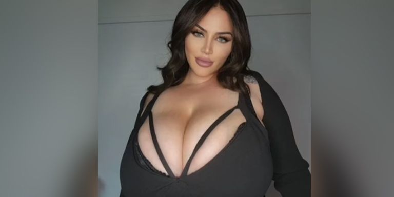 Pamelia James hat Körbchengröße O.