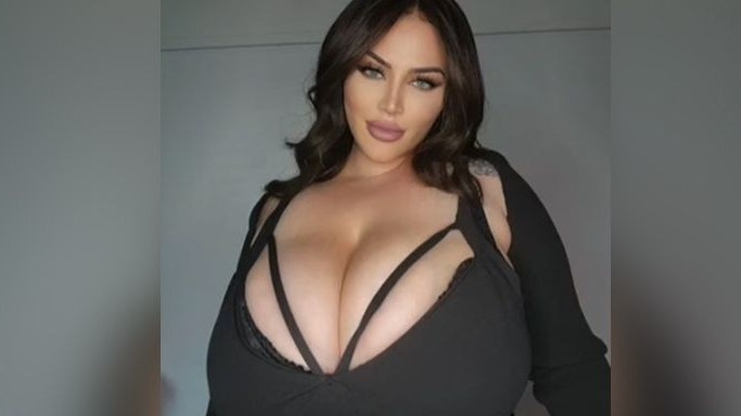 Pamelia James hat Körbchengröße J.