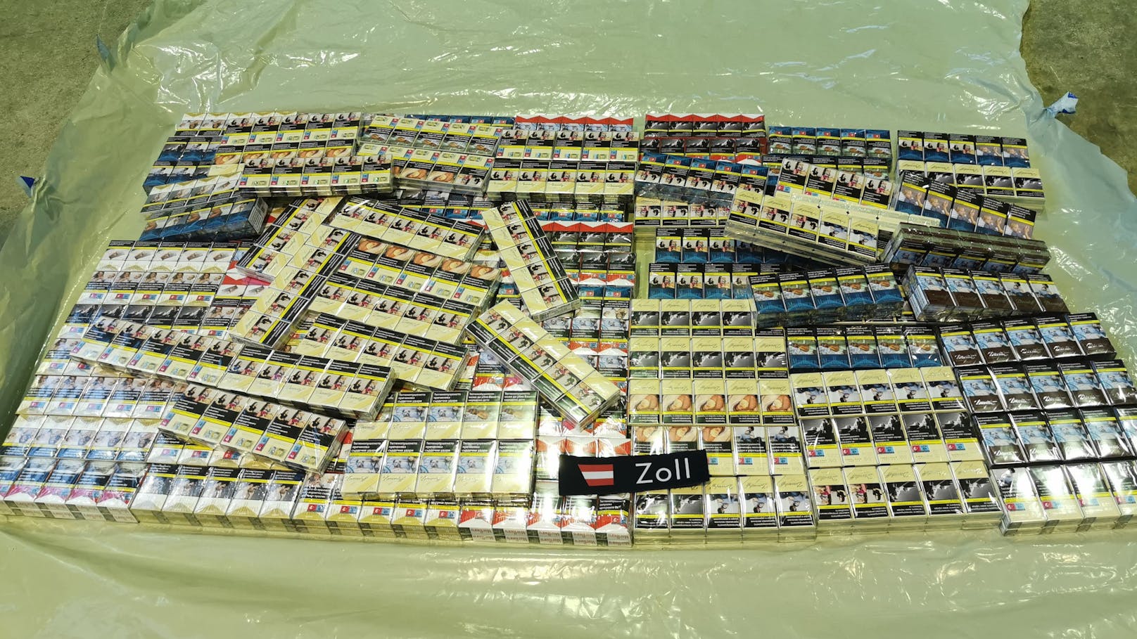 Zoll findet über 20.000 Zigaretten in Schmuggel-Lkw