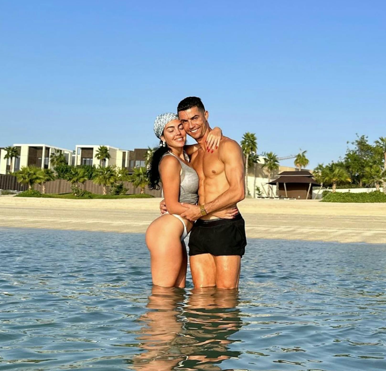 Cristiano Ronaldo zeigt sich glücklich mit seiner Georgina im Liebesurlaub.