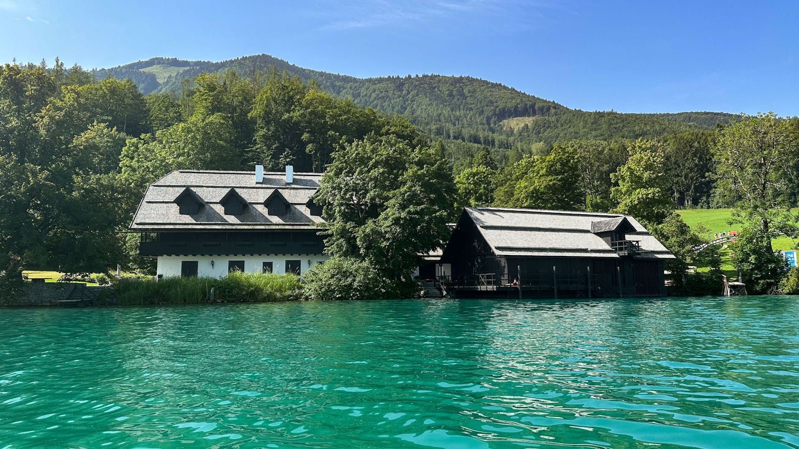 Das Fischerhaus mit über zwei Hektar Wald, knapp 6.600 Quadratmeter landwirtschaftlichem Grund und direktem Seezugang gehört inzwischen Anna Abramovitsch.