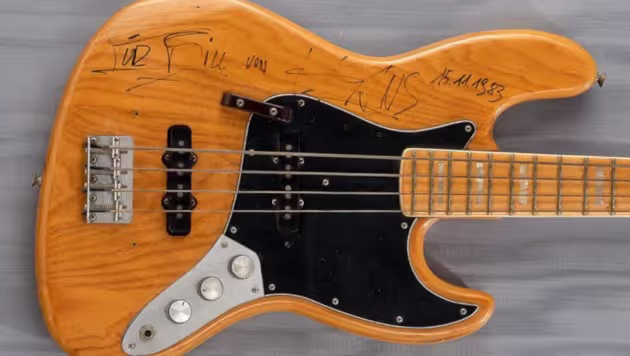 Der E-Bass hat auch eine persönliche Widmung 