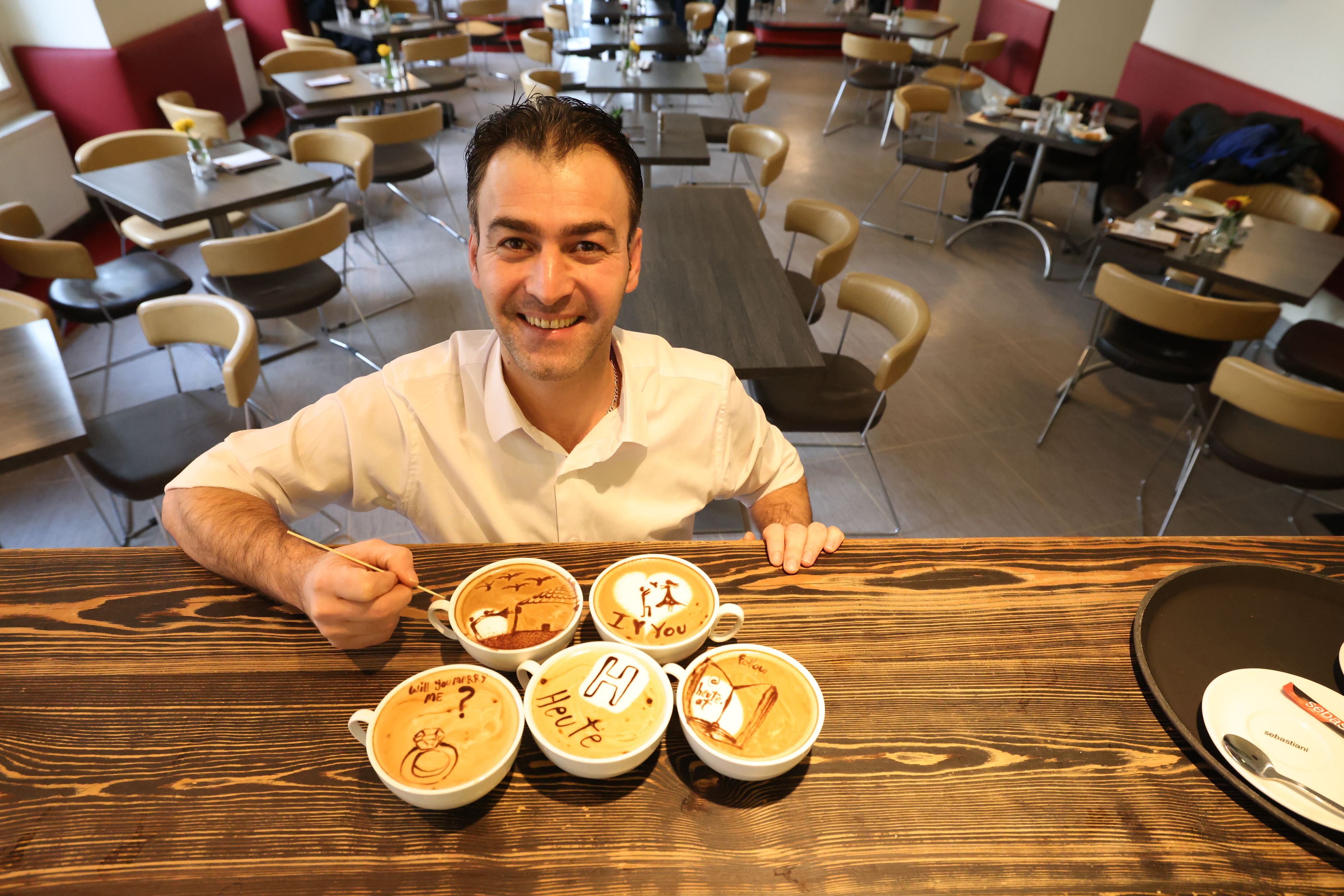 Anas Murad, Barista im Wiener Café Stein, macht aus jedem Kaffee ein kleines Kunstwerk.