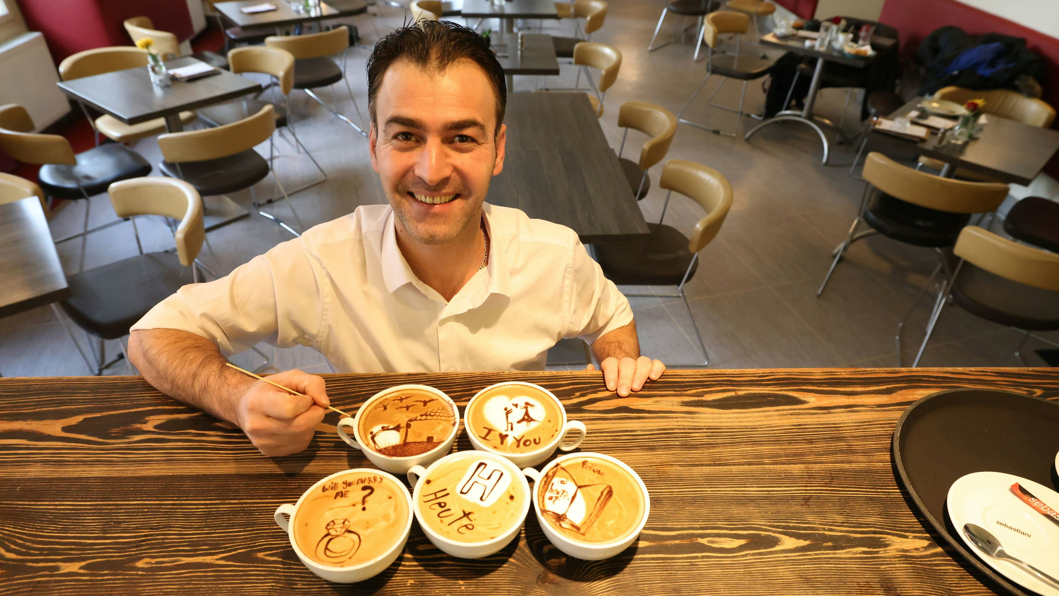Anas Murad, Barista im Wiener Café Stein, macht aus jedem Kaffee ein kleines Kunstwerk.