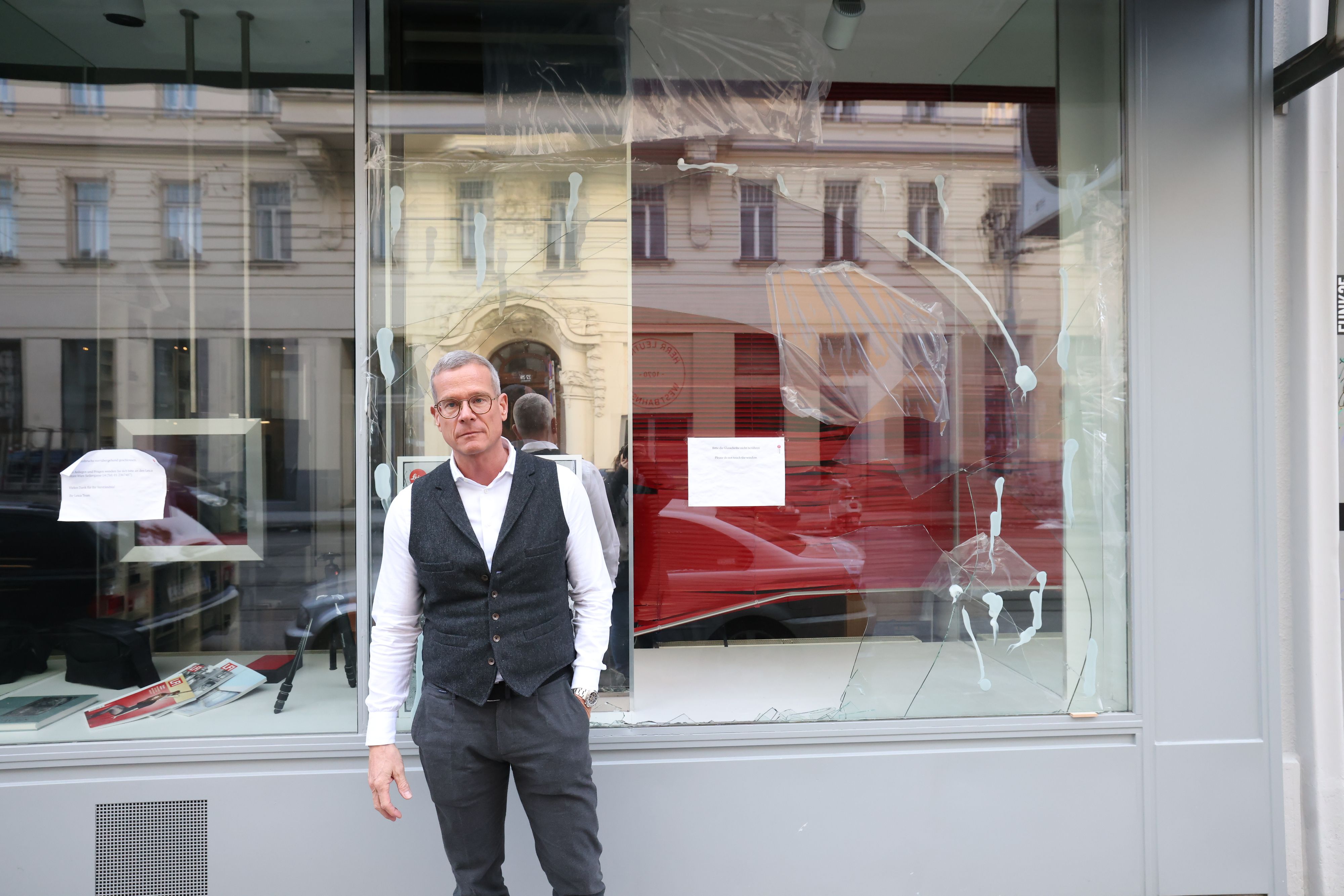 Leica-Chef Alexander Sedlak vor der zerstörten Auslage in Wien-Neubau.