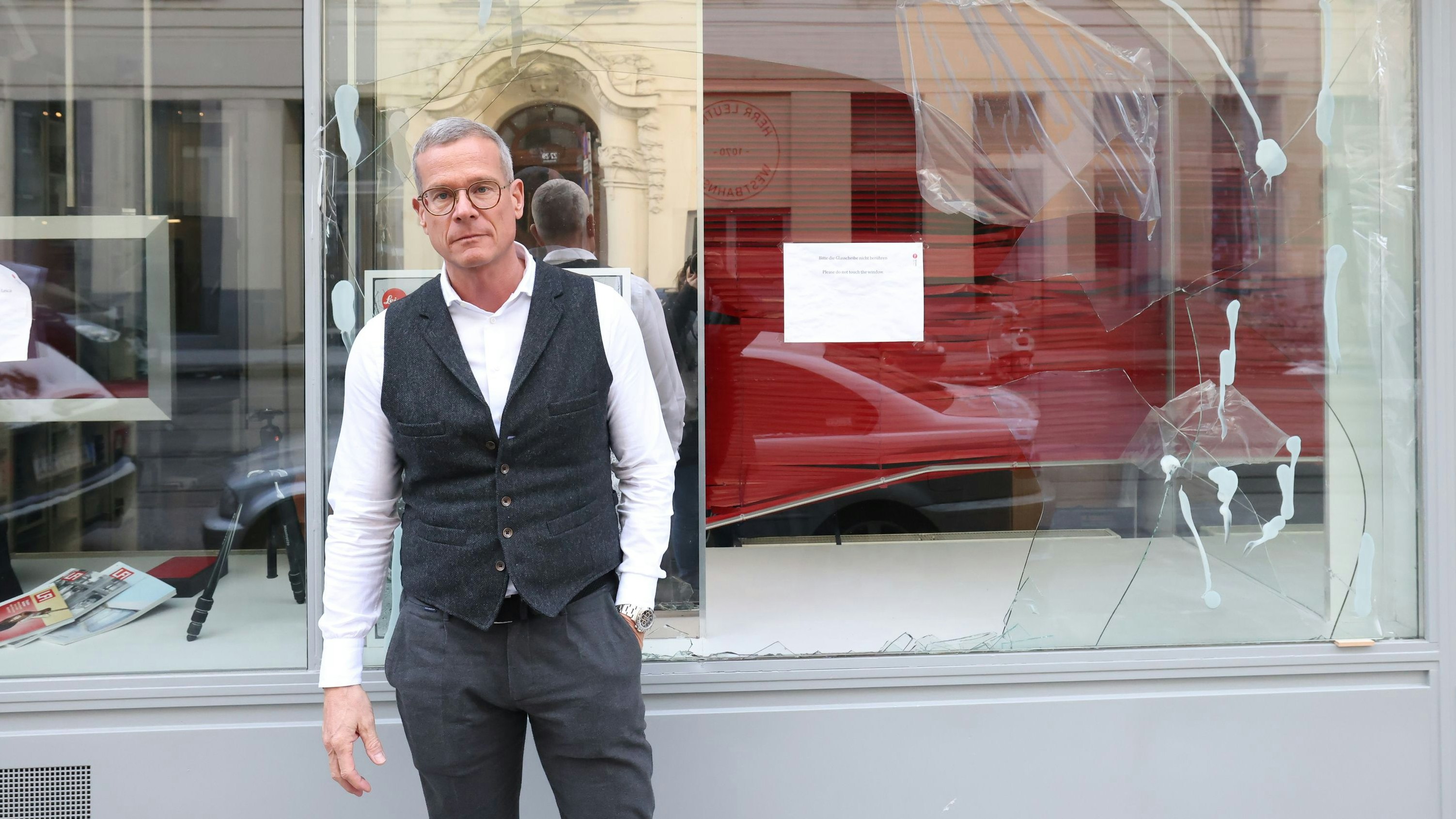Leica-Chef Alexander Sedlak vor der zerstörten Auslage in Wien-Neubau. 