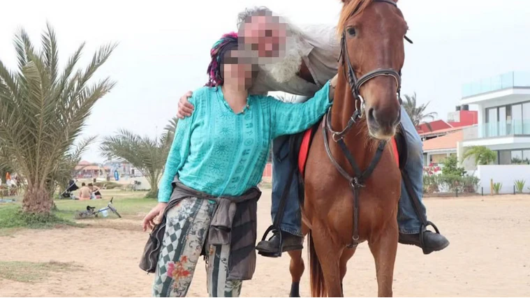 Macheten-Mann von Polizei erschossen: Nun spricht WitweEin Bild aus besseren Zeiten – der getötete 55-Jährige am Pferd umarmt im gemeinsamen Urlaub seine geliebte Frau.