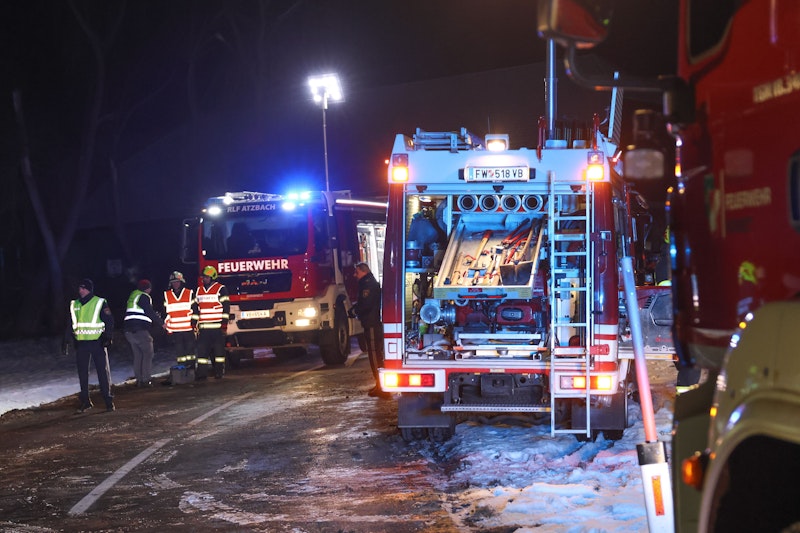 Ein Kleintransporter ist am späten Dienstagabend in Rutzenham (Bezirk Vöcklabruck) von der Straße abgekommen und in seitlicher Lage zum Stillstand gekommen. Die Einsatzkräfte befreiten eine Person.