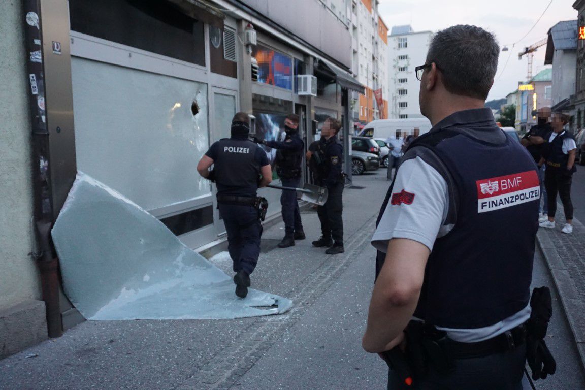 Beamte der Finanzpolizei und des BKA kontrollierten 54 illegale Glücksspiel-Lokale.