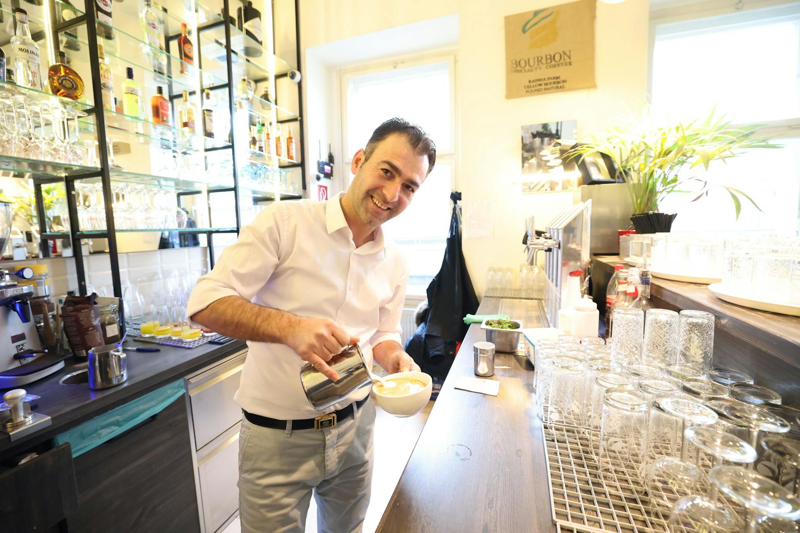 Anas Murad, Barista im Wiener Café Stein, macht aus jedem Kaffee ein kleines Kunstwerk.