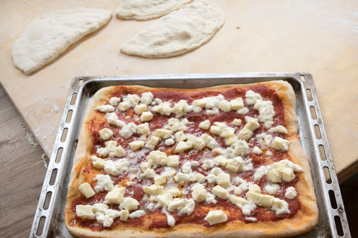 Pizzafertigteige sind eine gute Alternative zur Tiefkühlpizza, da man sie mit frischen Zutaten belegen kann.
