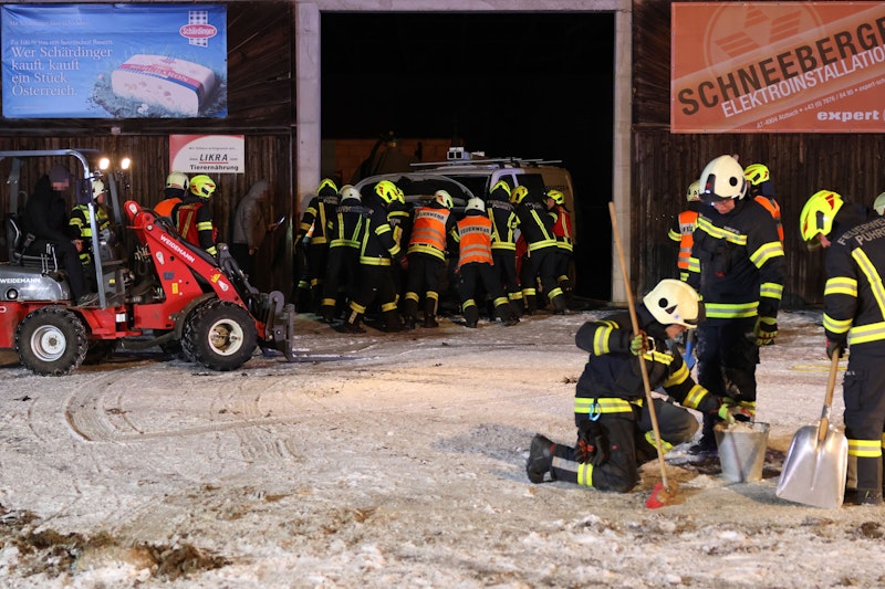 Ein Kleintransporter ist am späten Dienstagabend in Rutzenham (Bezirk Vöcklabruck) von der Straße abgekommen und in seitlicher Lage zum Stillstand gekommen. Die Einsatzkräfte befreiten eine Person.