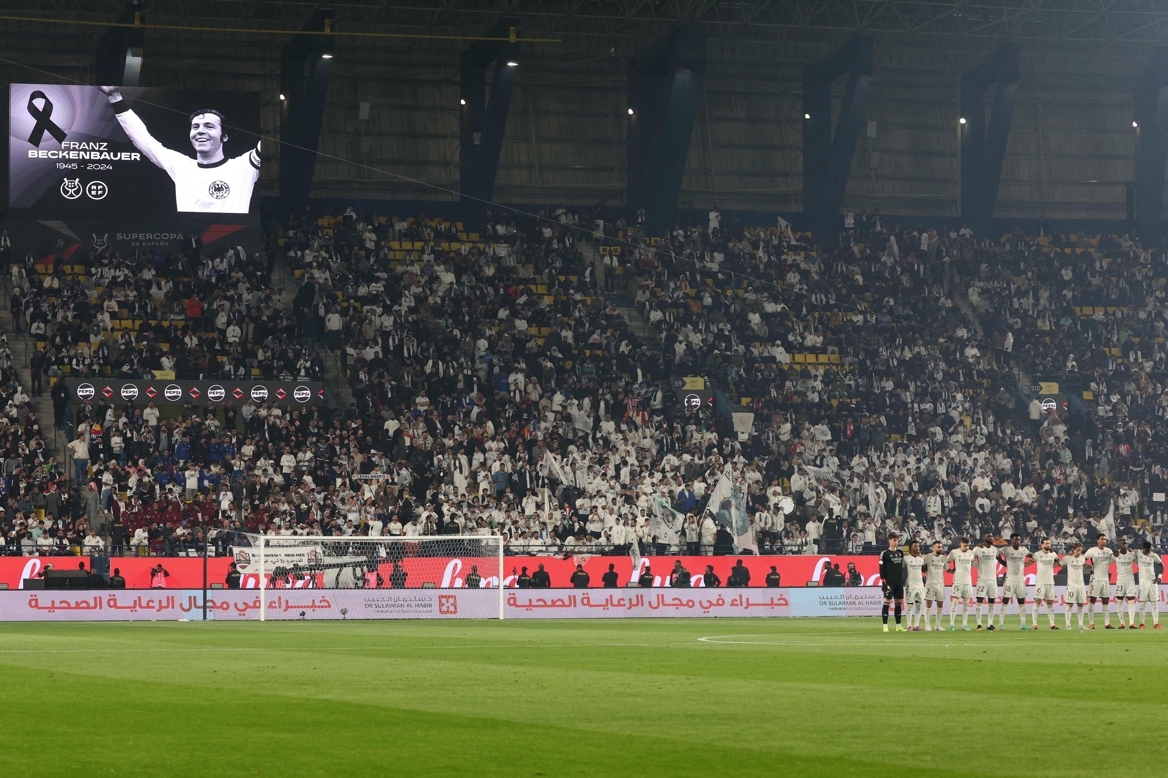 Während in Saudi-Arabien an Franz Beckenbauer erinnert wurde, gab es ein Pfeifkonzert.