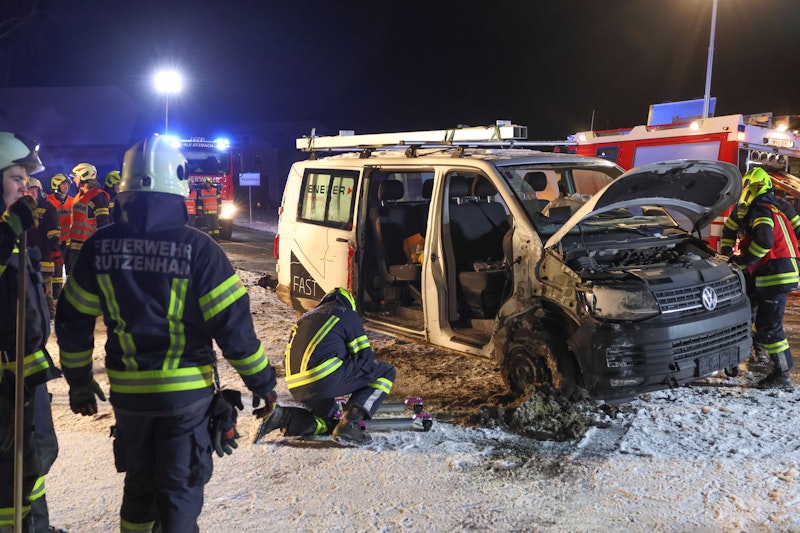 Ein Kleintransporter ist am späten Dienstagabend in Rutzenham (Bezirk Vöcklabruck) von der Straße abgekommen und in seitlicher Lage zum Stillstand gekommen. Die Einsatzkräfte befreiten eine Person.