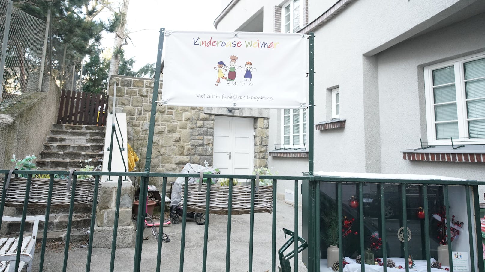 Kindergarten sperrt zu, Kinder stehen auf der Straße