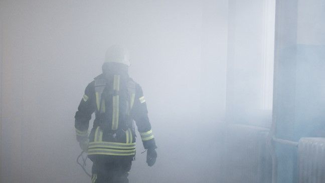 Die Feuerwehr fand den leblosen Mann im Vorraum des Kellers.