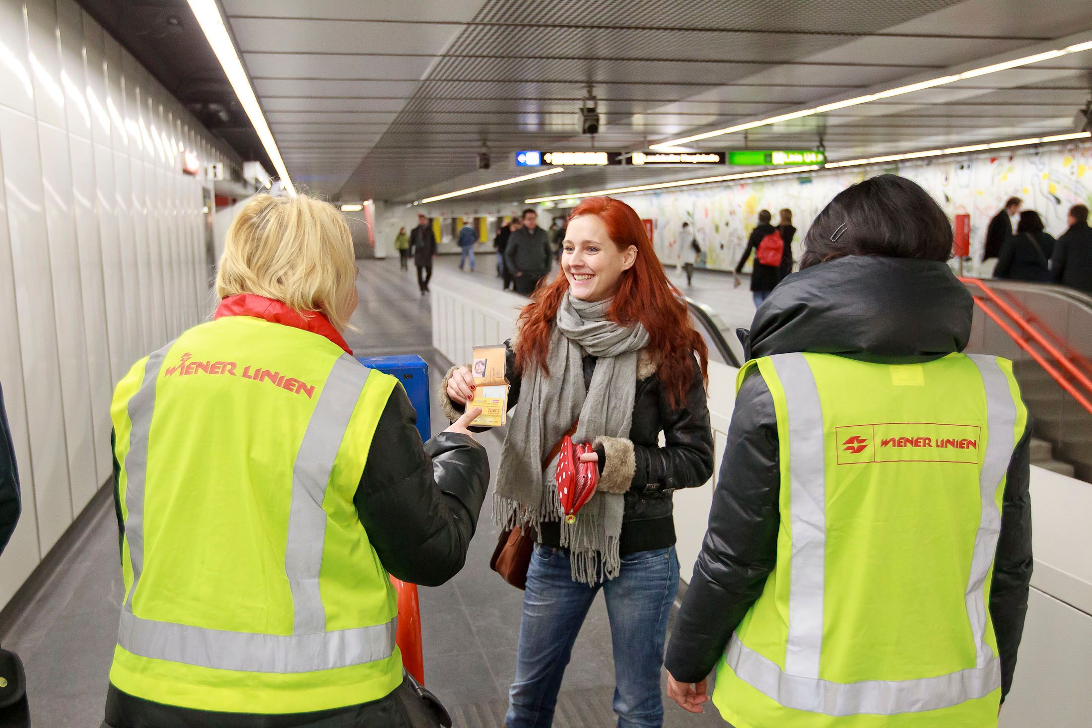 Ticketkontrollore überprüfen die Fahrkarten in der U3-Station Landstraße. 