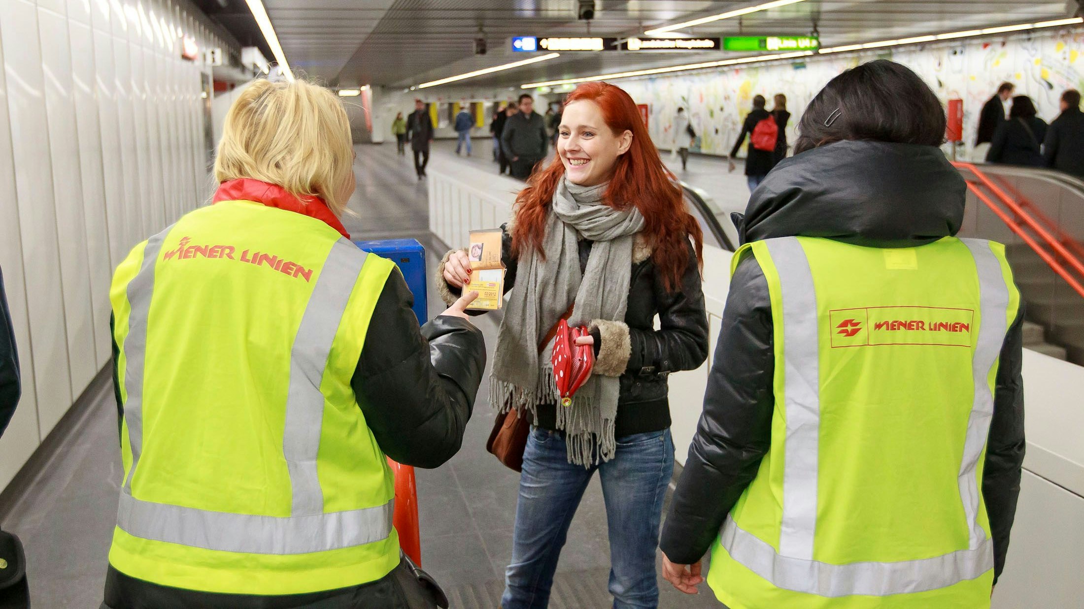 Ticketkontrollore überprüfen die Fahrkarten in der U3-Station Landstraße. 