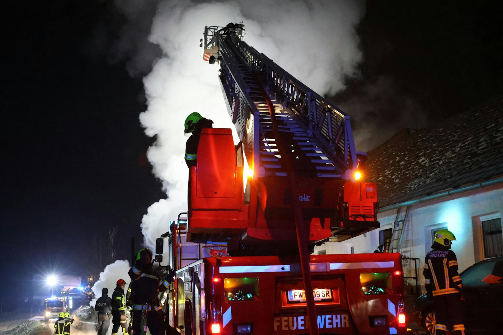 Ein Stadel neben einem Wohnhaus stand beim Eintreffen der Kräfte in Vollbrand.