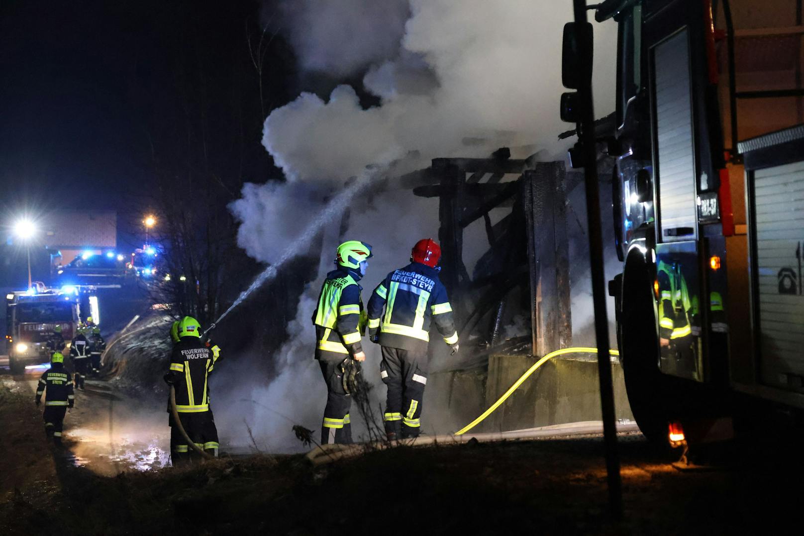 Ein Stadel neben einem Wohnhaus stand beim Eintreffen der Kräfte in Vollbrand.