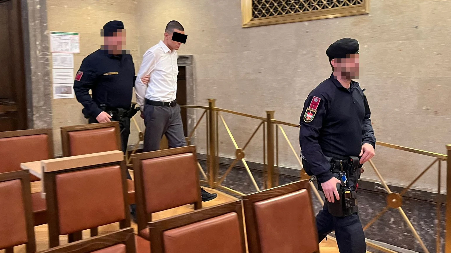 Der angeklagte Syrer wurde am Donnerstag im großen Schwurgerichtssaal vorgeführt.