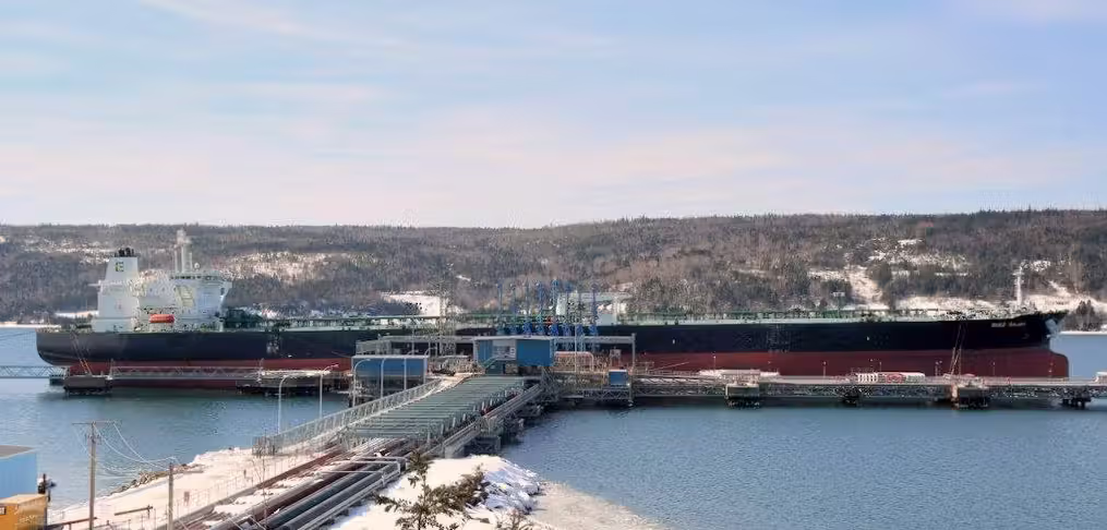 Der Öltanker fährt unter der Flagge von Griechenland.