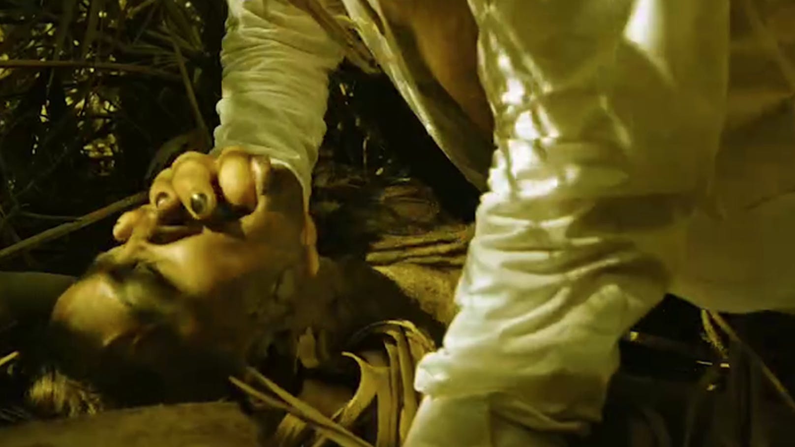 Mit solchen heftigen Szenen wirbt Till Lindemann für sein neues Video zu "Entre dos Tierras".